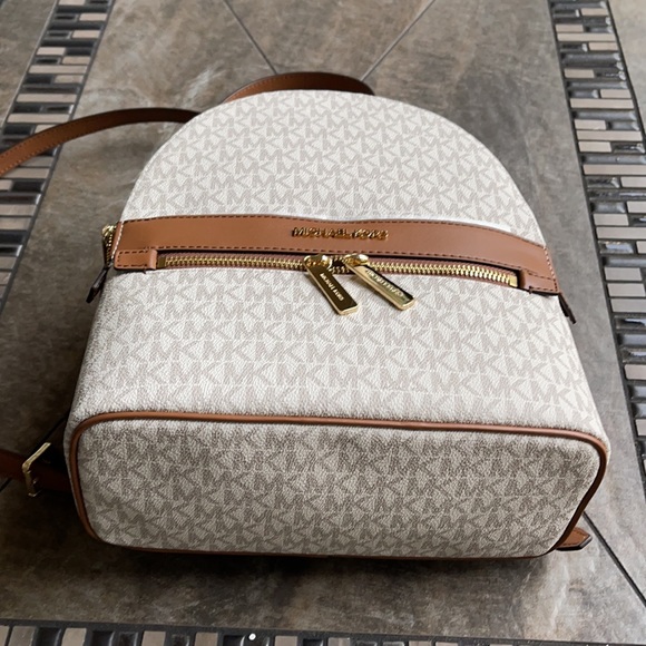 MICHAEL KORS KENLY MEDIUM BACKPACK Vanilla signature color - Picture 2 of 16